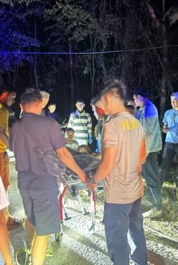 Personel Polres Morowali Sigap, Bantu Korban Kecelakaan di Desa Buleleng