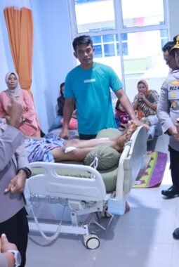 Bentuk Komitmen, Kapolres Morowali Jenguk Korban Kejadian Matarape di RSUD Morowali