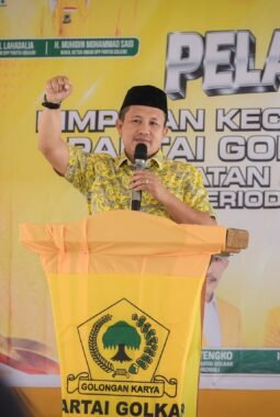 Lantik Pengurus Golkar Menui Kepulauan, Iksan Instruksikan Kader Bekerja untuk Rakyat
