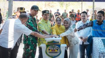 Bupati Iksan Resmikan Listrik 24 Jam di Dua Wilayah Kepulauan Morowali