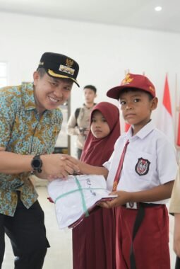 Demi Keadilan Pendidikan, Bupati Morowali Pastikan Siswa SMA dan SMK Juga Kebagian Bantuan