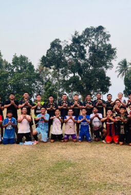 Sepak Bola Satukan Polri dan Guru, Polres Morowali Gaungkan Salam Polisi