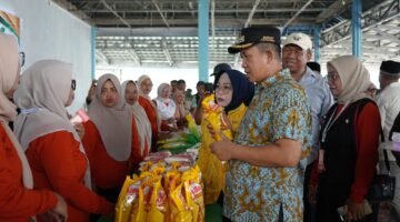 Bupati Morowali Didampingi Wabup, Tinjau Gerakan Pangan Murah di Kecamatan Menui Kepulauan