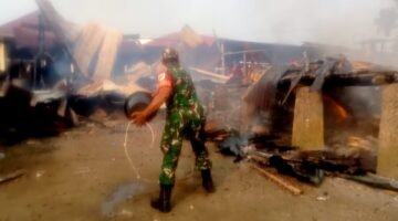 Babinsa 1311-01 Bantu Padamkan Kebakaran Rumah Warga di Bahonsuai 