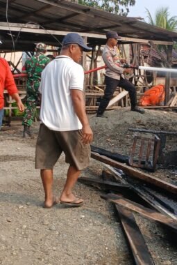 Polsek Bumi Raya Gerak Cepat, Bantu Padamkan   Kebakaran Rumah Warga di Bahonsuai