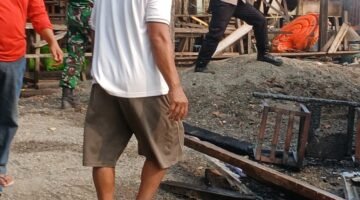 Polsek Bumi Raya Gerak Cepat, Bantu Padamkan   Kebakaran Rumah Warga di Bahonsuai