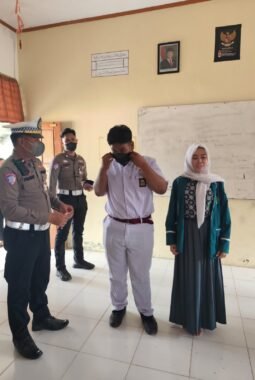 Cegah Dampak Kabut Asap Karhutla, Polres Morowali Bagikan Masker kepada Pelajar di Bungku