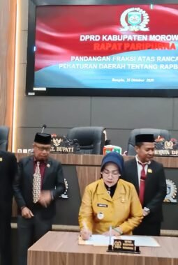 Wabup Morowali Iriane Hadiri Rapat Paripurna DPRD 