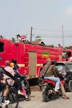 Polisi Evakuasi Barang Penghuni Kos serta TPTKP Awal, Usai Kebakaran di Padabaho