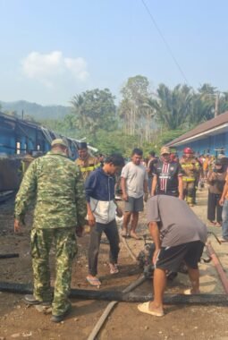 Babinsa Koramil 1311-09 Bahodopi, Membantu  Padamkan Kebakaran Rumah Kost