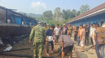 Babinsa Koramil 1311-09 Bahodopi, Membantu  Padamkan Kebakaran Rumah Kost