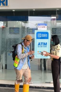 Peduli Kesehatan Nasabah, BRI BO Morowali Bagikan Masker di Tengah Kabut Asap Karhutla