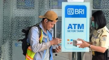 Peduli Kesehatan Nasabah, BRI BO Morowali Bagikan Masker di Tengah Kabut Asap Karhutla