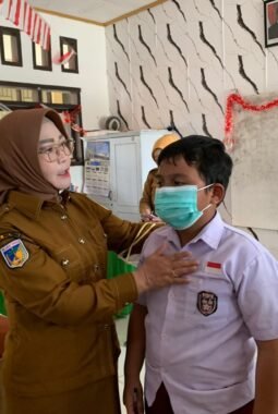 Antisipasi Dampak Karhutla, Wabup Morowali Iriane Salurkan Masker kepada Siswa -Siswi Bungku Tengah