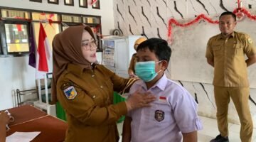 Antisipasi Dampak Karhutla, Wabup Morowali Iriane Salurkan Masker kepada Siswa -Siswi Bungku Tengah